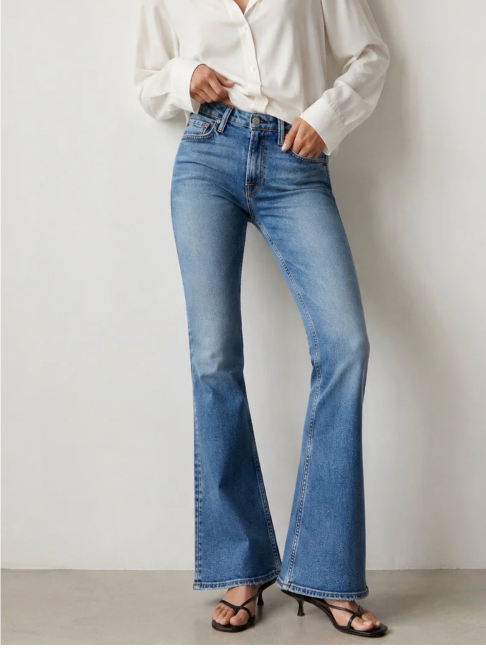 NOEND Grace Mid-Rise Flare Jeans NWOT Size 25 Medium Wash